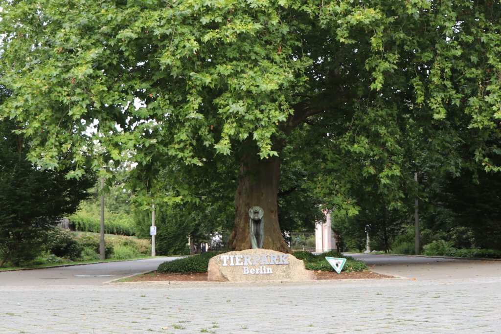 Eingang zum Tierpark Berlin am Schloss Friedrichsfelde