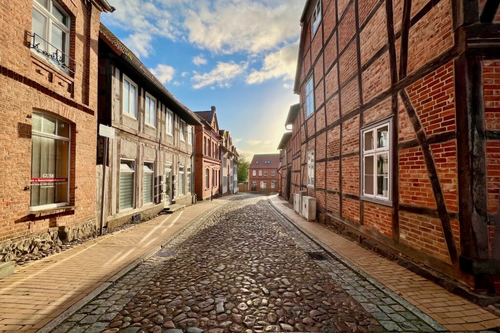 Blick in die Lindenstraße von Crivitz (Mecklenburg). Das Kopfsteinpflaster und die Fassaden der Häuser prägen den Ort.