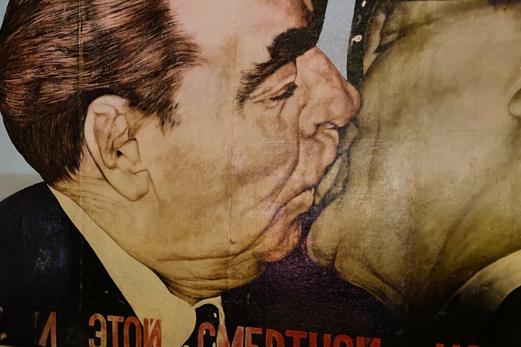Der Bruderkuss zwischen Leonid Breschnew und Erich Hocker auf einem Mauerelement an der East Side Gallery in Berlin