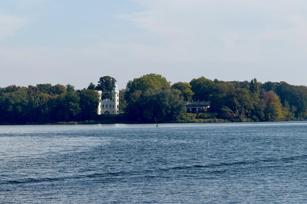Blick über die Havel auf Schloss Pfaueninsel.